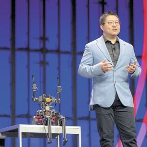 Dr Xiaoguang Zhang, fondateur et CEO de Westwood Robotics, sur la scène du 3DEXPERIENCE WORLD à Houston en février 2026.(Source :  Dassault Systèmes)
