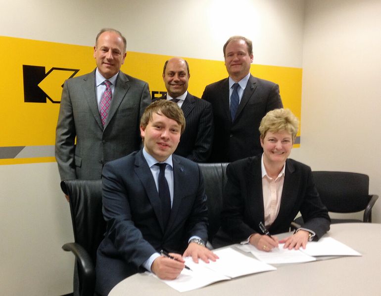 In einer Vereinbarung, die am 9. Mai 2014 unterzeichnet wurde, haben Kennametal Inc. und Haimer GmbH eine Technologiepartnerschaft und eine Entwicklungskooperation für modulare Frässysteme festgeschrieben: (abgebildet von links nach rechts, von vorne nach hinten) Andreas Haimer, President Haimer Group; Colleen Cordova, Vice President Industrial Marketing, Kennametal; John Jacko, Vice President and CMO, Kennametal; Carlos Cardoso, Chairman, President und CEO von Kennametal; Brendt Holden, President Haimer USA. (Bild: Haimer)
