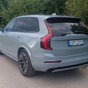 1. Das Design: Volvo hat seinen Evergreen XC90 tatsächlich optisch nur sehr sachte überarbeitet. Man muss schon sehr genau hinschauen, um einen Unterschied zwischen dem alten und dem überarbeiteten Modell zu erkennen. Das Heck beispielsweise ist unverändert geblieben.(Bild:  Mauritz – VCG)