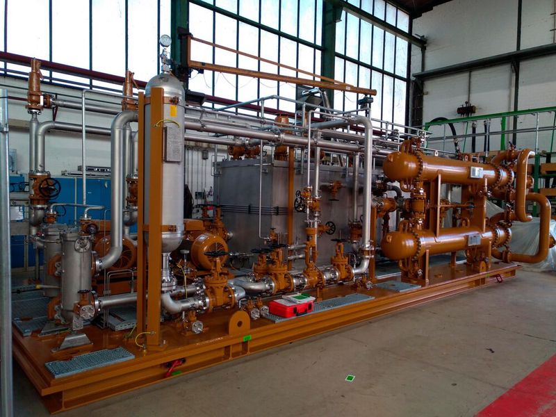 Auf der von Jebens gefertigten Grundplatte installiert die Gesellschaft für Oeltechnik alle für den Betrieb der Ölversorgungsanlage einer Raffinerie erforderlichen Komponenten. (Bild: Gesellschaft für Oeltechnik)