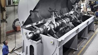 Ein Mensch wirkt winzig neben dem KM 57000 SIN, dem bisher größten Mischer, der in der 77-jährigen Firmengeschichte der Gebrüder Lödige Maschinenbau gefertigt wurde. (Bild: Gebrüder Lödige Maschinenbau)