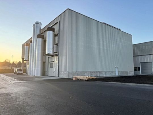 Image 1: The hall built specifically for the test bench has a floor area of 900 m² (approx. 9.688 sq ft).(Image:  Liebherr)