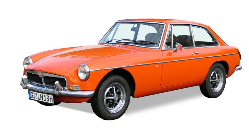 5. Preis: Der MGB GT des Jahrgangs 1973 steht für die goldene Ära britischer Sportwagen. Mit seinem unverkennbaren Design und der ikonischen Kombination aus schlichten Linien und der praktischen Schrägheck-Karosserie bietet der Wagen einen zeitlosen Charme. Unter der Motorhaube arbeitet der bewährte 1,8-Liter B-Series Motor, der für seine Zuverlässigkeit und Leistungsfähigkeit bekannt ist. Dieses Modell bringt ein Leergewicht von rund 1.000 kg auf die Waage und ist damit ein Leichtgewicht unter den Sportwagen seiner Zeit. Seine 95 PS mobilisiert er bei 5500 U/min und schafft es auf satte 173 km/h. Dieses Exemplar bietet ein authentisches Fahrerlebnis, das von modernen Sportwagen oft nicht erreicht wird. Gespendet von Klaus Weiss. (Bild: Lebenshilfe Gießen)