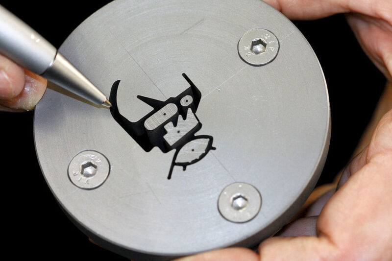 Prototypen für die Uhrenindustrie. Bevor die Uhren in Serie gehen, werden die Einzelteile der Prototypen per Drahterosion hoch präzise hergestellt. Im rechten Bild ein Extrusionswerkzeug für Profile.  (Bild: M. Böhm/Argotec)