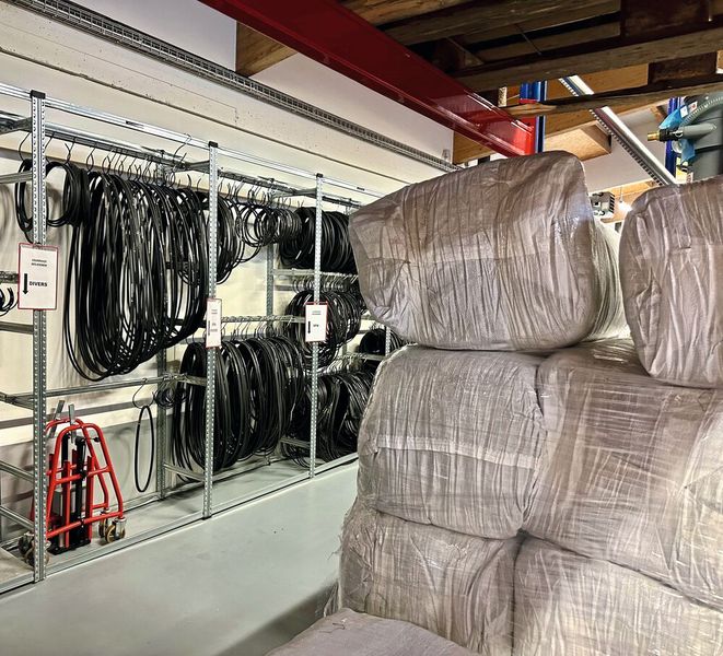 En souvenir historique de la guinguette Geiger, courroies et chiffons se vendent encore sur place. De nombreux particuliers viennent se les procurer. (Source : MSM)