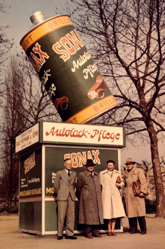 Mit dem Markteintritt 1950 gestalteten sich die Anfänge schlicht: Vier Sonax-Vertreter fuhren im vollgeladenen VW Käfer durch Deutschland. Der persönliche Kontakt zu den Kunden zählte, an großangelegte Werbung war damals noch nicht zu denken.(Bild:  Sonax)