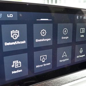 Die freie Platzierung des breiten Hauptdisplays über dem Armaturenbrett trifft allerdings nicht auf ungeteilte Zustimmung – Fahrer mit kürzerem Oberkörper sehen dadurch etwas weniger Fahrbahn, so hoch man den Sitz auch stellt. Häufig genutzte Schaltflächen auf dem Hauptschirm müssen mit Sorgfalt bedient werden, sonst funktioniert’s nicht – das lenkt ab.  (Bild:  Rehberg / VCG)
