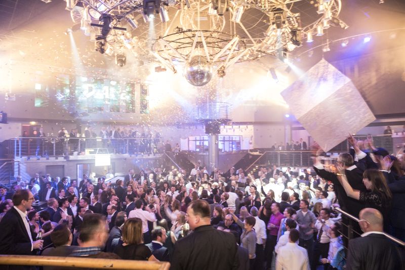 TD-Azlan-Partner mit Kunden sowie IBM-Mitarbeiter waren eingeladen, um den gemeinsamen Erfolg von 2014 zu feiern und auf das laufende Jahr anzustoßen.  (Bild: Azlan)