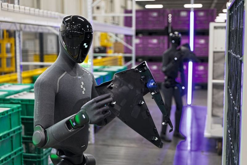 Figure 03 im Einsatz: Dank taktiler Sensoren und Kameras in den Händen sequenziert der Roboter angelieferte Bauteile für die Montage. (Bild: BMW)