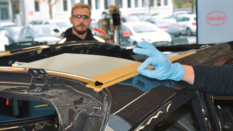 Beim Karosseriekleben ist es von großer Bedeutung, die Oberflächen gründlich vorzubereiten und die Nähte nach Herstellervorgaben fachgerecht zu verkleben.(Bild:  Schweitzer/»kfz-betrieb«)