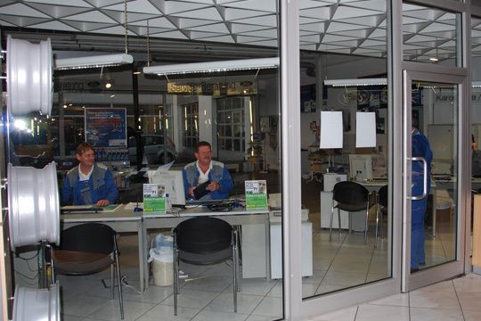 Die Serviceberater haben ihren Arbeitsplatz nicht im Schauraum, sondern in der Direktannahme. (Archiv: Vogel Business Media)