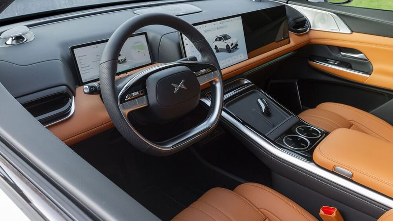 Knöpfe und Schalter gibt es im G9 kaum mehr, lediglich am Multifunktionslenkrad finden sich zwei Drehräder mit je zwei flankierenden Tasten. (Bild: Xpeng)