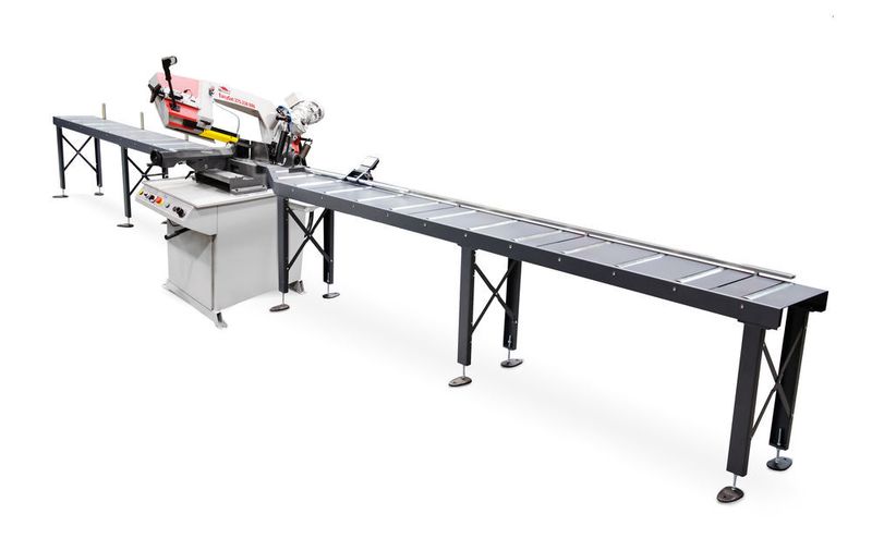 Volles Programm: Rollenbahnen und Messanschläge der Serie M ermöglichen eine flexible Erweiterung der Sägemaschine Easycut 275.230 DG von Bomar. (Bild: Bomar)