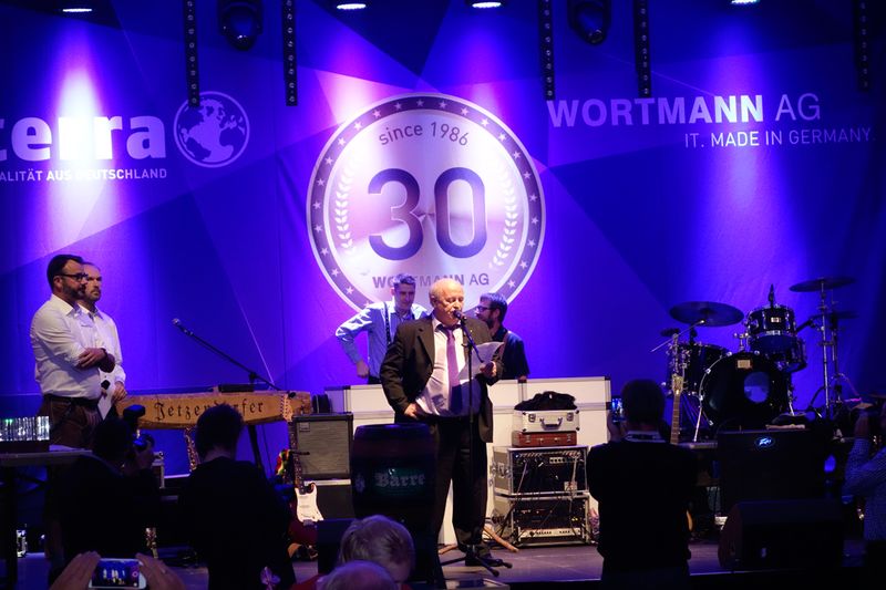 Siegbert Wortmann bedankt sich bei den Herstellern und Partnern für eine erfolgreiche 30-jährige Zusammenarbeit und verlieh einigen Partnern und Herstellern den Victor Preis. (Bild: IT-BUSINESS)