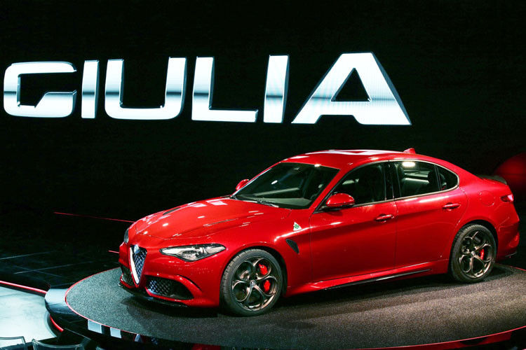 Die Top-Version erhält einen V6-Biturbo-Motor, der für rund 510 PS gut sein soll. Er lässt die Giulia in weniger als vier Sekunden von 0 auf 100 km/h spurten. (Foto: Alfa Romeo)