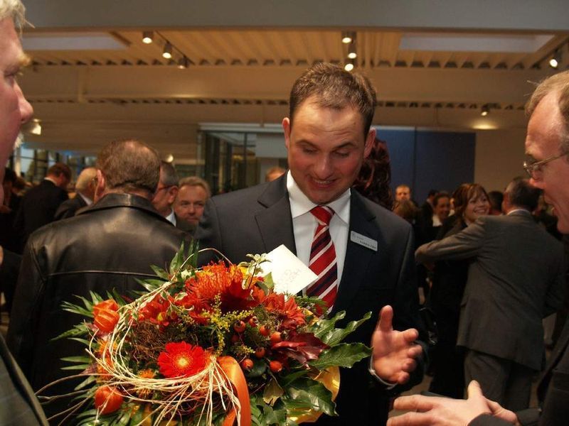 Andreas Peter begrüßte jeden Gast mit Handschlag in seinem neuen Autohaus. (Archiv: Vogel Business Media)