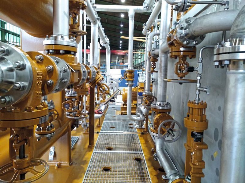 Neben Öltank, -kühler und -abscheider umfasst die Ölversorgungsanlage auch diverse Motoren, Pumpen, Ventile, Filter, Messgeräte sowie ein komplexes Rohrleitungsgeflecht. (Bild: Gesellschaft für Oeltechnik)