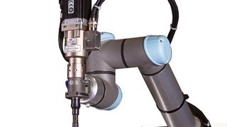 Die neue SEV-P wird laut Weber Schraubautomaten vor allem als Pick&Place-System in Kombination mit Leichtbauroboter-Systemen eingesetzt und kann dabei Schraubelemente in beliebiger Größe verarbeiten, die dazu vereinzelt bereitgestellt werden.  (Weber Schraubautomaten)