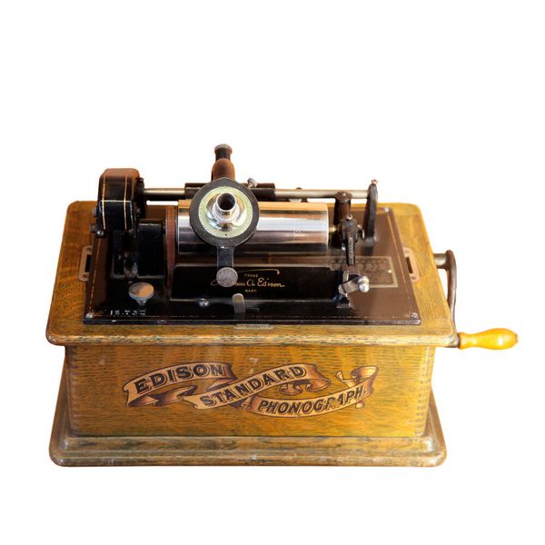 Ein 1901 produzierter Phonograph von Edison ohne den Schall auffangenden Trichter. (Bild: Edison phonograph-CnAM 18732-IMG 5309-white.jpg / Rama / CC BY-SA)