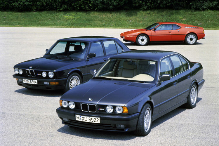 Vorne: BMW M5 Limousine E34 und BMW M5 E28. Hinten: BMW M1. (Foto: BMW)