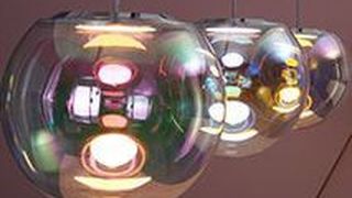 Die OLED-Leuchte IRIS schwebt wie eine Seifenblase. Elektronik und Aufhängung war für die Entwickler keine leichte Aufgabe. ( WALO-TL)