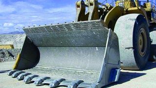 Für Maschinenteile mit hoher Verschleißbeanspruchung wurde der Sonderstahl XAR 550 entwickelt, der mit 550 HBW zu den härtesten Werkstoffen des Profit-Centers Grobblech gehört. Bild: Thyssen-Krupp Steel (Archiv: Vogel Business Media)