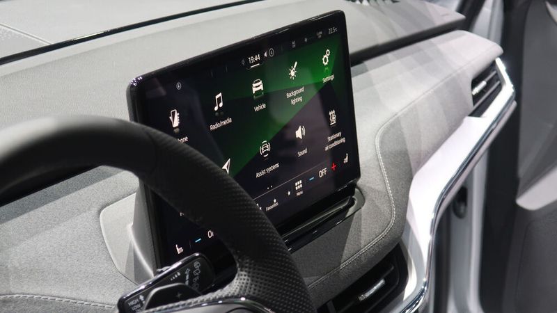 Im Innenraum ist ein Tablet-artiger Bildschirm das zentrale Bedienelement. (Bild: Grimm/»kfz-betrieb«)