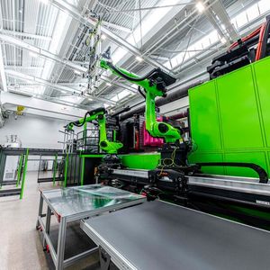 Zwei 6-Achs-Engel-Easix-Knickarmroboter sorgen bei der gigantischen Technikums-Spritzgießmaschine für die Möglichkeit, Prozesse zu automatisieren. Das maximale Werkzeuggewicht beträgt übrigens 150 Tonnen, das Schussgewicht 42 Kilogramm.(Bild:  Engel)