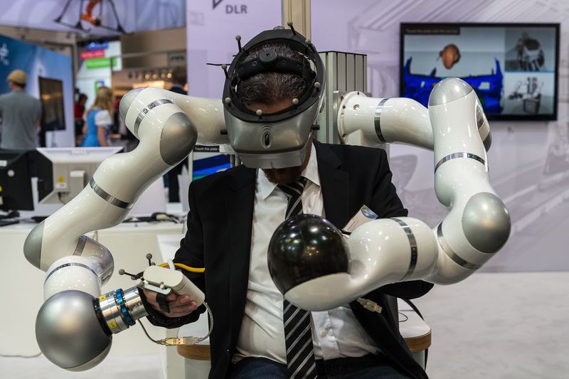 89 % der befragten Entscheider der Automatica Trend-Umfrage 2016 empfinden die Mensch-Roboter-Teams in Zeiten von Industrie 4.0 sehr wichtig bzw. wichtig, um die kreativen Fähigkeiten der Werker mit den Präzisionsfähigkeiten von Robotern zu verbinden. (Messe München)
