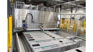 Fahrbarer Atlas-Waschtunnel mit versenkten Becken für Multimetall-Waschprozesse. (Bild: Meeh)