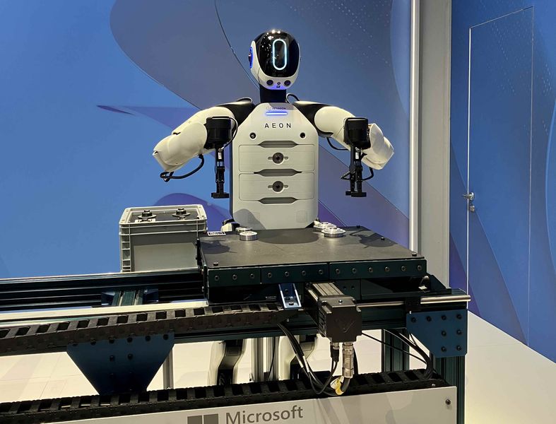 Am Stand von Microsoft demonstrierte das Unternehmen smarte Lösungen für die Produktion der Zukunft. Dieser Humanoide von Hexagon ist in der Montage und Qualitätssicherung aktiv. (Bild: M. Zwettler/VCG)