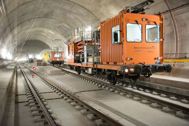 Nach über 20 Jahren Planungs- und Bauzeit wird in der Schweiz die Fertigstellung des Gotthard-Basistunnels gefeiert – der längste Eisenbahntunnels der Welt. Jede Menge Technik sorgt für einen reibungslosen Schienenverkehr. So wird beispielsweise Messtechnik von Endress + Hauser für die Tunnel-Entwässerung eingesetzt. (AlpTransit Gotthard AG)