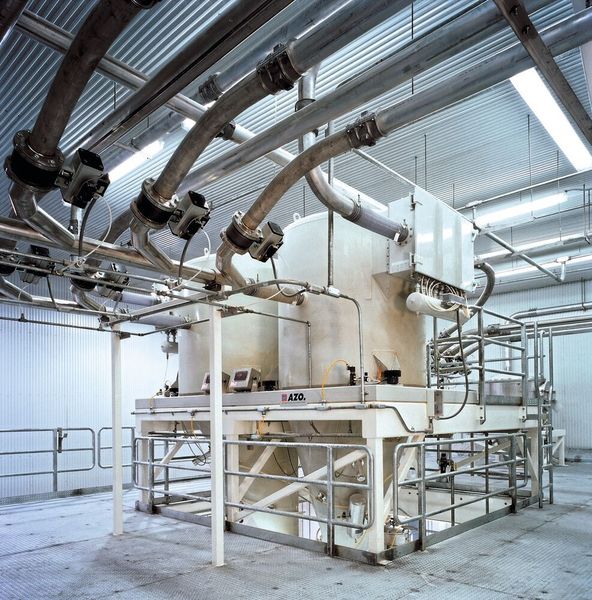 1972: Azo setzt mit der Entwicklung von Saugwiegesystemen, bestehend aus der patentierten Ventilweiche und der Förderwaage Maßstäbe. Diese Systeme für die Großmengenautomation sind noch heute Stand der Technik. (Azo)