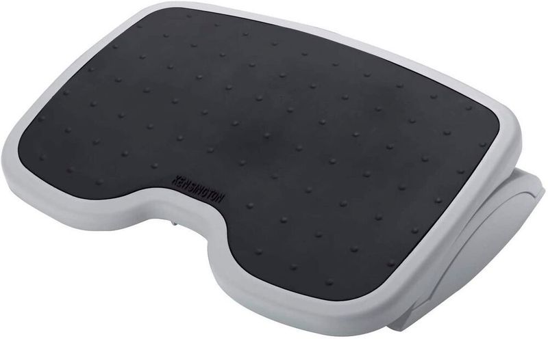 Mit Fußstützen kann die Ergonomie am Arbeitsplatz erhöht werden. Die Sole-Mate von Kensington überzeugte in Tests durch ein gutes Preis-Leistungsverhältnis.  (Kensington)