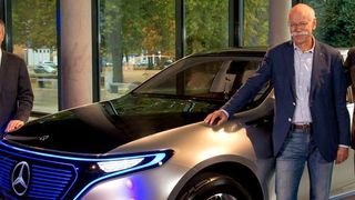 Das Mercedes-Benz-Werk Bremen baut das erstes Serienmodell der neuen Generation von Elektrofahrzeugen: Daimler-Chef Dieter Zetsche (2.v.r.) und Produktionsvorstand Markus Schäfer (r.) stehen an dem aus Paris bekannten Showcar, das als Designgrundlage für die erste EQ-Variante gilt. (Daimler)