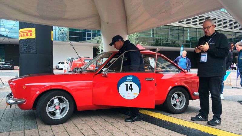 Fiat? Nein, Seat. Ein seltenes 124 Sport Coupé aus dem Jahr 1971. Rechts sein Besitzer Fritz Cirener, Mitinhaber und Geschäftsführer des Neuwieder Kfz-Betriebs Vogtmann-Herold + Co.(Bild:  Diehl – VCG)