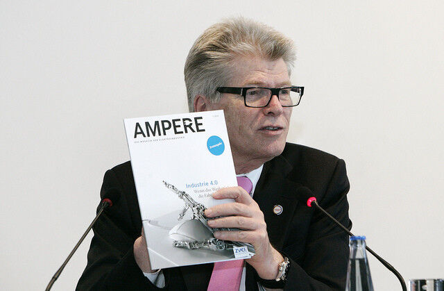 Friedhelm Loh präsentiert AMPERE, das neue ZVEI-Magazin (Bild: ZVEI)