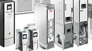 Durch die flexible Programmierung und Konnektivität mit allen Motoren und Steuerungen eignet sich der Frequenzumrichter ACS880 zahlreiche Anwendungen, beispielsweise in Regalbediengeräten, Metallpressen, oder Drehtischen. (ABB)