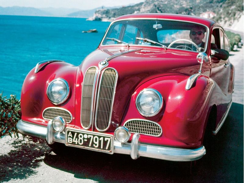 Zu viel Vergangenheit für einen Neuanfang in der jungen Bundesrepublik: Der 1951 eingeführte BMW 501 schwelgte in barocken Formen. Deshalb bekamen die von 1952 bis 1964 gebauten Fahrzeuge den Spitnamen „Barockengel“. Der Motor des BMW 502 war der erste von BMW gebaute Achtzylinder und zugleich der erste Pkw-Achtzylinder aus deutscher Produktion nach dem Zweiten Weltkrieg. (Bild: BMW)