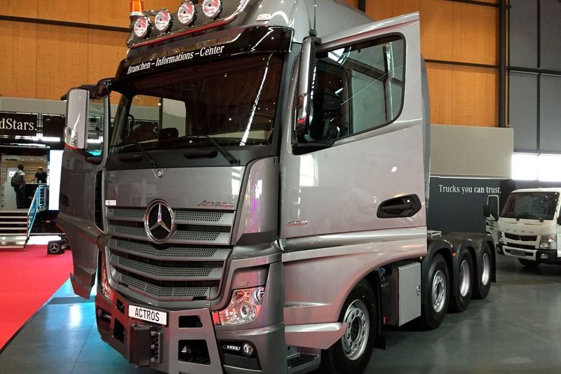 ... unter anderem in der Version des vierachsigen Schwerlasttransporter (SLT) 4163. Angetrieben wird das Monstrum vom Reihensechszylinder OM 473 mit 15,6 l Hubraum und bis zu 625 PS. Das zulässige Gesamtzuggewicht beträgt 250 Tonnen.  (Faust / »kfz-betrieb«)