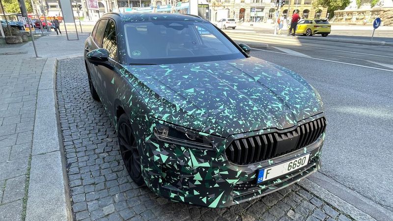 Neues präsentierte Skode ebenfalls, etwa den kommenden Superb. Allerdings noch etwas verhüllt. Die Premiere ist dann im November.  (Bild: Grimm – VCG)