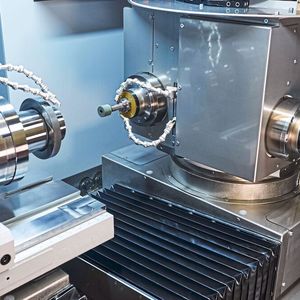 Der Spindelrevolver auf der hydrostatischen B1-Achse ist mit einem einzigartig kompakten Schleifspindelkopf mit flexibler Innenschleifspindelanordnung ausgerüstet.