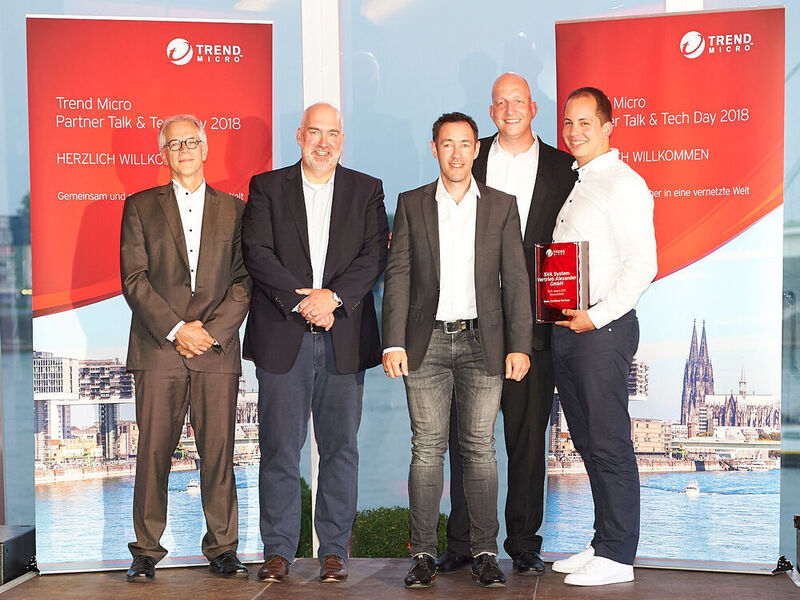 Der Preis „Best Certified Partner 2017“ ging an die SVA GmbH: (v. l.) Martin Ninnemann und Armin Rothe (Trend Micro), Mark Sobol (SVA), Timo Wege (Trend Micro) und Stefan Hoffmann (SVA)
 (Trend Micro Deutschland GmbH)