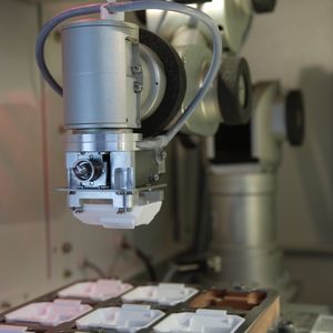 Abb.1: Im Einsatz: Teilehandling in Laserbeschriftungsmaschine bei der Feller AG. Bilder: Neuronics und Höltkemeier