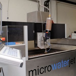 Mit der Microwaterjet-Anlage zum Wasserstrahlschneiden trennt Fehrentz vor allem dicke Kupferbleche schneller und mit höherer Qualität, als es auf Laseranlagen möglich ist. Bild: Daetwyler/Fehrentz
