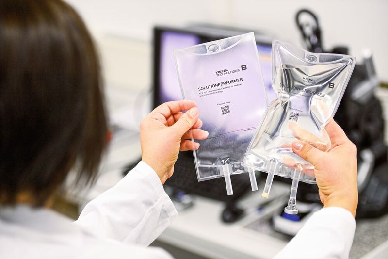 Der Solutionperformer KFS ist ein flexibles, modulares Form-Fill-Seal-System, auf dem bis zu 6.000 medizinische und pharmazeutische Ein- oder Mehrkammerbeutel pro Stunde hergestellt werden können.