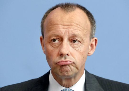 Abgestraft! Kein Grund zum lächeln hat die neue Bundesregierung unter Friedrich Merz. Denn eine Sonderbefragen unter Tausenden von Unternehmen, die vom Ifo-Institut initiiert wurde, brachte für die aktuelle Politik sozusagen die Schulnote vier ...(Bild:  dpa)