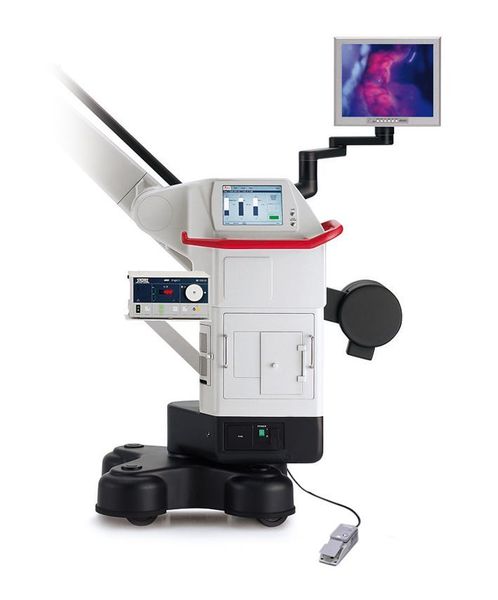 Auf Knopfdruck kann er während des Eingriffs von Weißlicht- auf Fluoreszenzmodus umschalten und umgekehrt.  (Bild: Leica)
