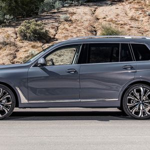 Der BMW X7 ist 5,18 Meter lang, glatte 2 Meter breit und 1,84 Meter hoch.(Bild:  BMW)