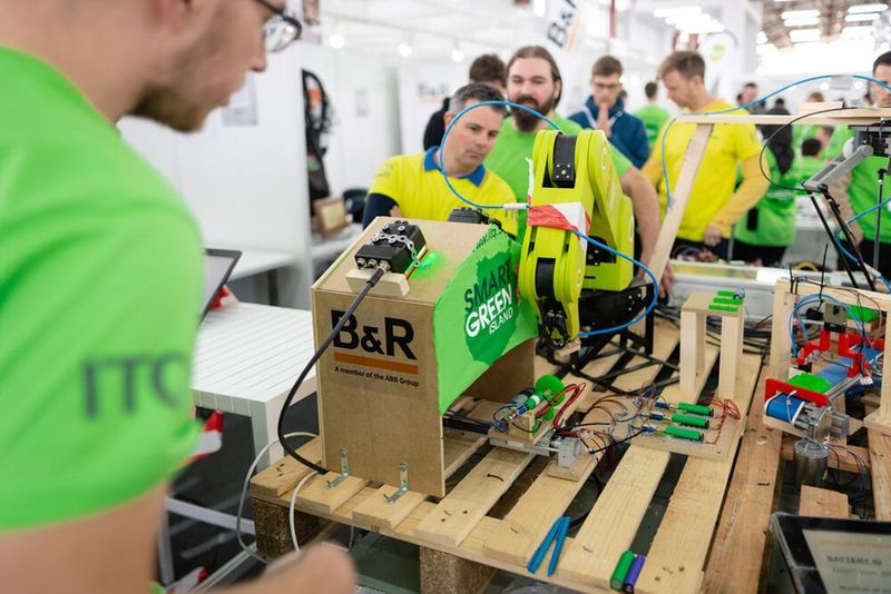 Gemeinsam mit den Sponsoren des Events erarbeiteten die Teams 33 Prototypen. Im Team B&R stand das Thema Circular Economy im Fokus.  (Bild: ITQ)